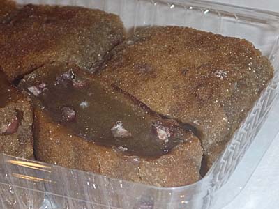 素朴で腹持ちのよい手作り菓子。徳之島の黒餅。