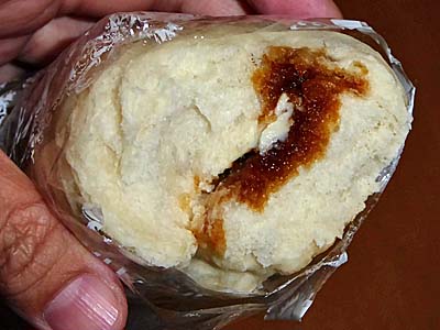 上州名物みそパンは甘辛い味噌だれをパンに挟んだもの。