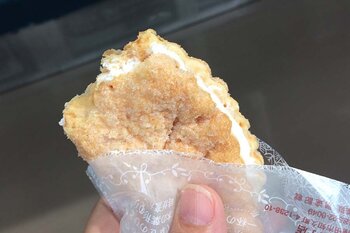飯田紅谷洋菓子店のリーフパイはその場でクリームを挟んでくれる